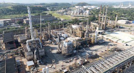 Vista aérea da refinaria da Petrobras em Duque de Caxias (Reduc).
