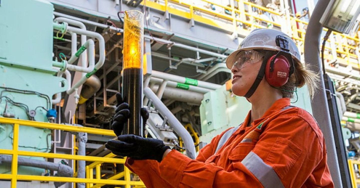 Colaboradora da Petrobras produzindo Petróleo em plataforma FPSO.