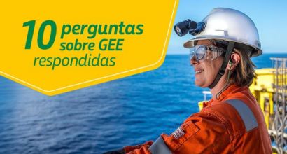 Mulher com uniforme da Petrobras e EPIs contemplando o mar em plataforma. Na imagem, o texto: 10 perguntas sobre GEE respondidas.