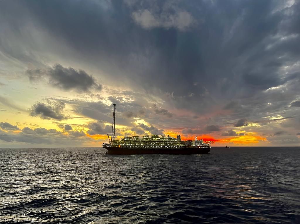 Foto da FPSO Almirante Barroso com pôr-do-sol ao fundo