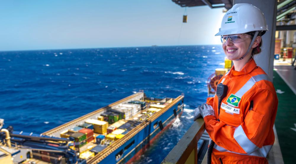 Employee with a career at Petrobras on an offshore platform, wearing full protective equipment.