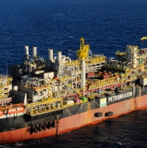 Fotografia aérea diurna de uma plataforma offshore da Petrobras no oceano.