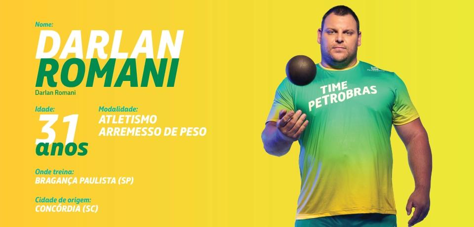 Darlan Romani posando para a foto com a camiseta com o escrito Time Petrobras.