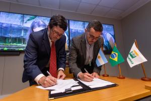 Representantes da Petrobras e Enarsa assinam documentos