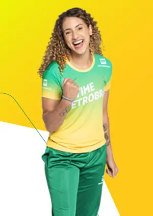 Mulher com uma camiseta escrito Time Petrobras