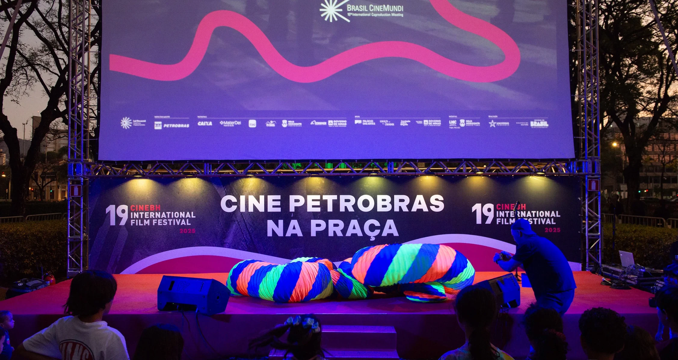 Cinema montado na praça durante o Cine BH.