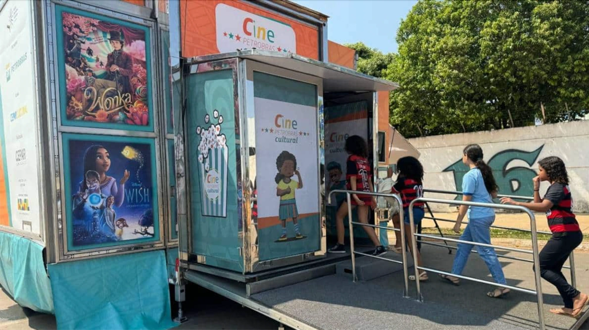 Caminhão que a Petrobras transforma em sala de cinema.