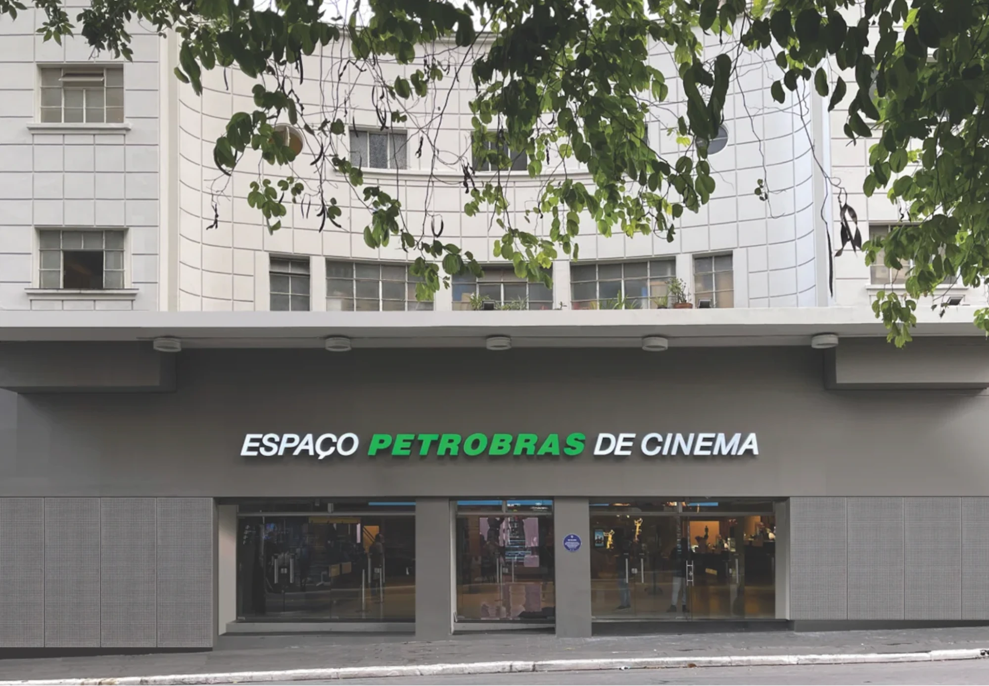 Fachada do Espaço Petrobras de Cinema, um dos projetos de democratização de cinema da Petrobras.