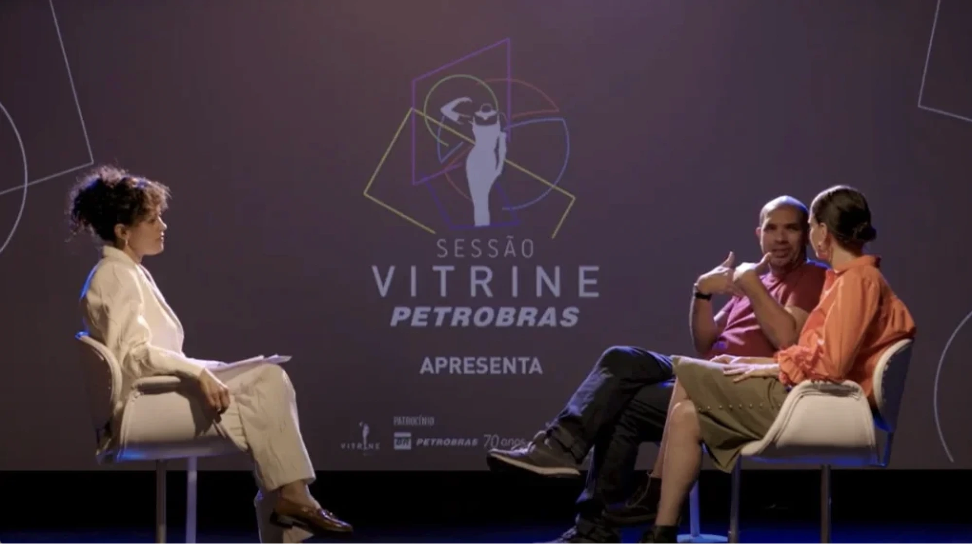 Debate no projeto Sessão Vitrine, da Petrobras, três pessoas conversando.