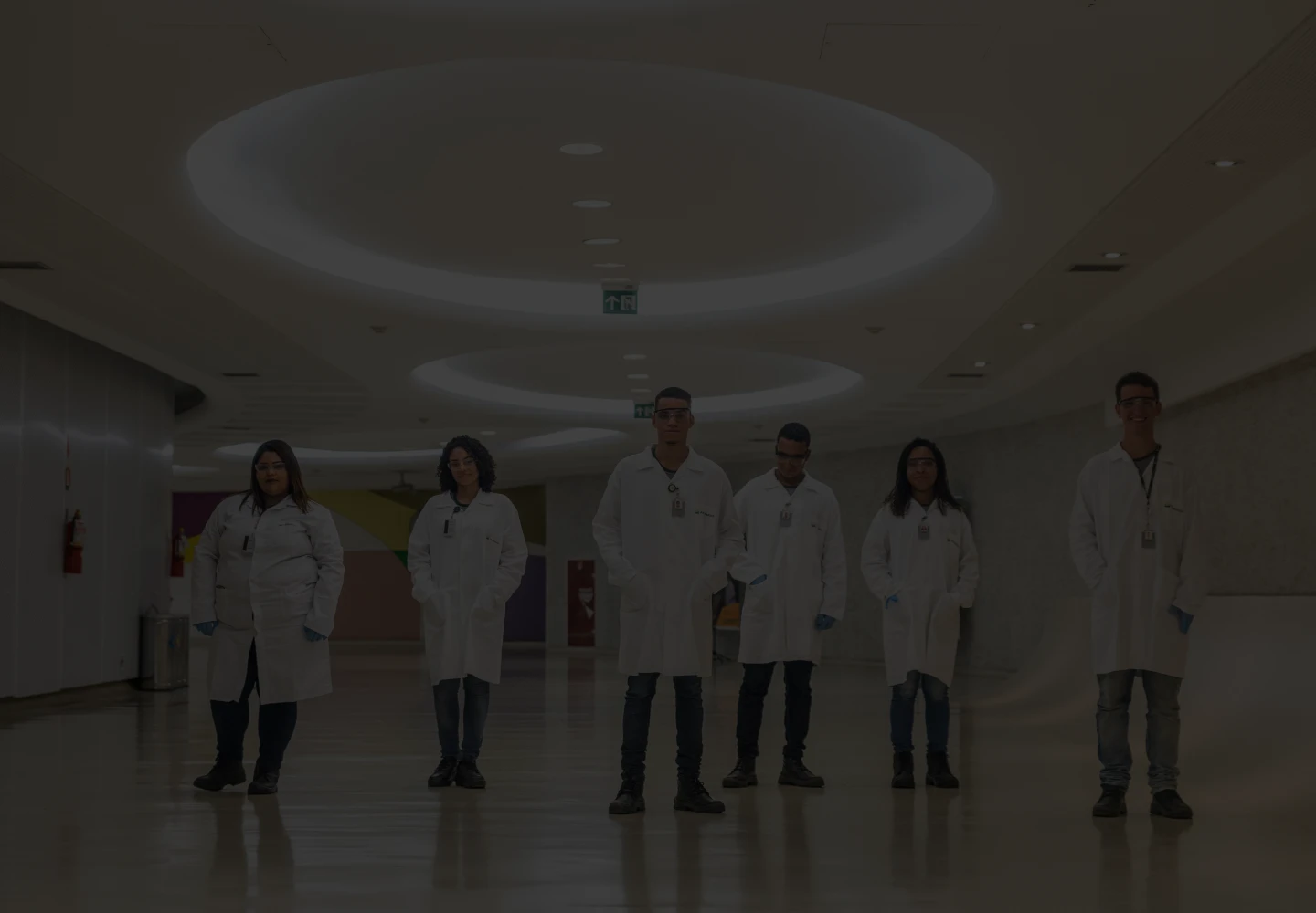 Photo of six young apprentices of Petrobras in a hallway of Cenpes.