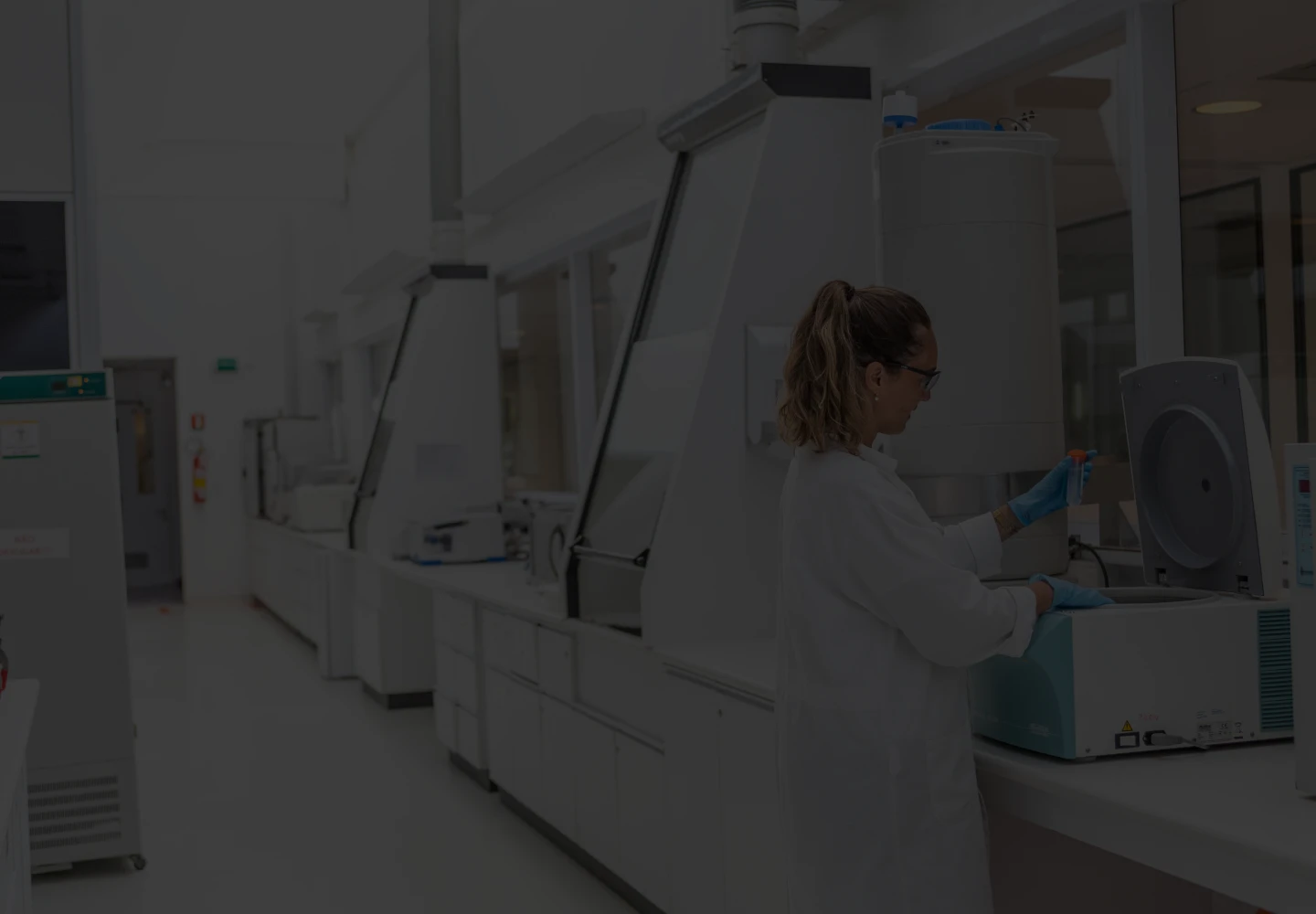 Photo of a Petrobras scientist in a Cenpes laboratory.