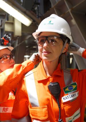 Two female employees in protective gear, representing an Occupational Safety career at Petrobras.