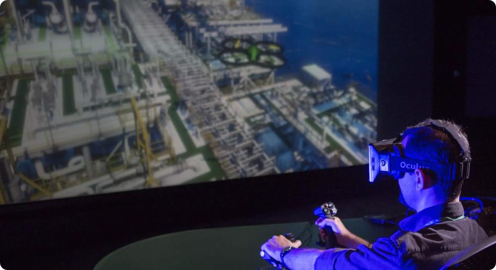 Pessoa utilizando óculos de realidade virtual para visitar refinaria