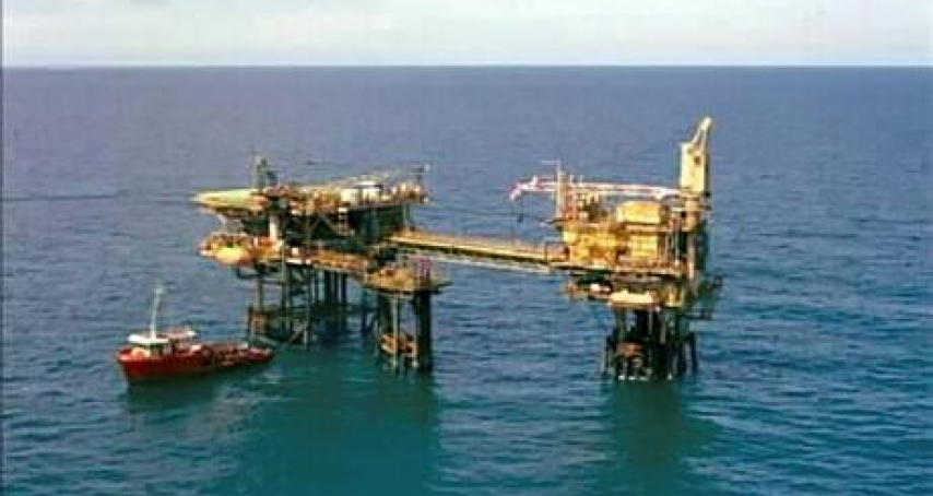 Aerial and offshore photography of the Cação 1 platform, decommissioned by Petrobras