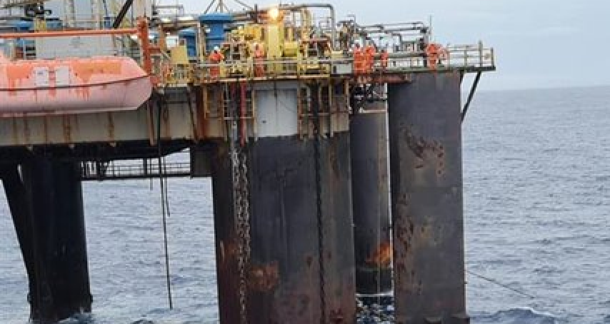 Fotografia aérea e em alto-mar da plataforma P-7, descomissionada pela Petrobras