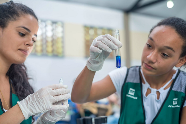 Duas mulheres, cientist, realizando um experimento