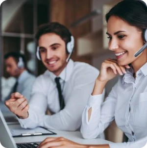 pessoa com fone de ouvido falando ao telefone