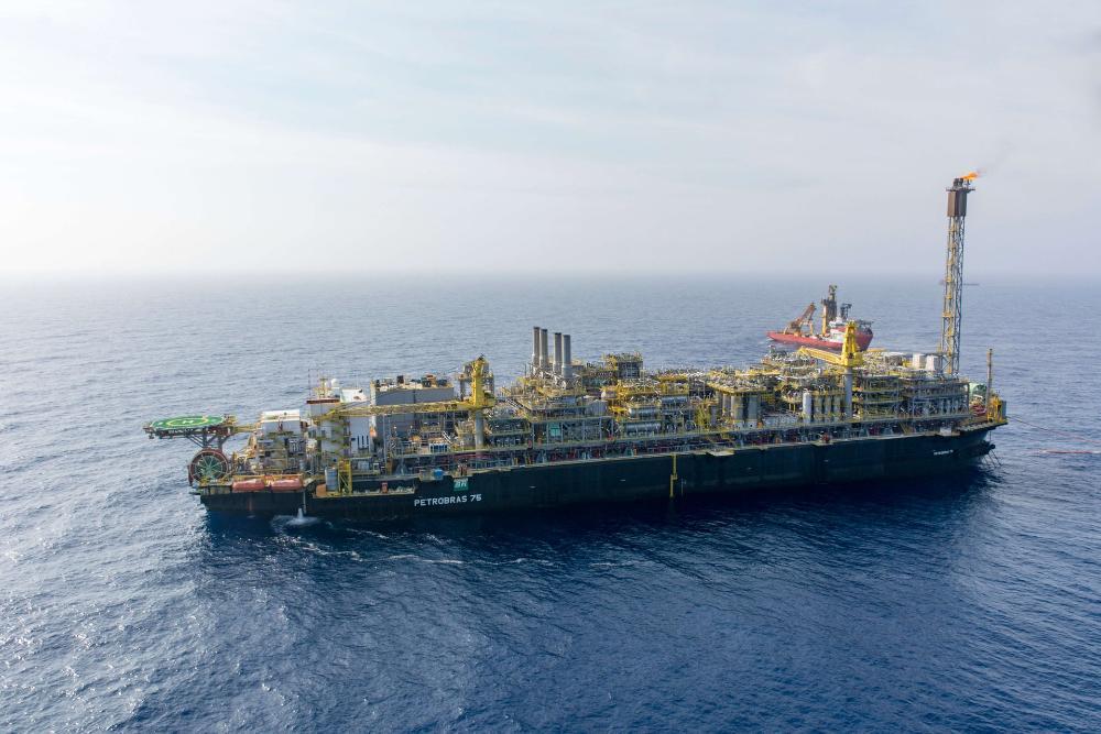 Fotografia diurna de uma plataforma de petróleo da Petrobras no campo de Búzios.