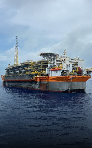 Plataforma FPSO Almirante Tamandaré, a super FPSO da Petrobras no mar, com céu ao fundo.