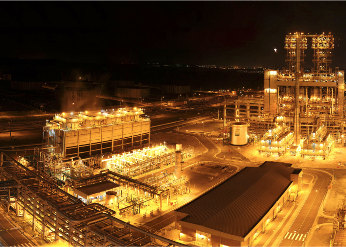 Imagem de refinaria da Petrobras de noite