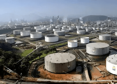 tanques em refinaria Petrobras