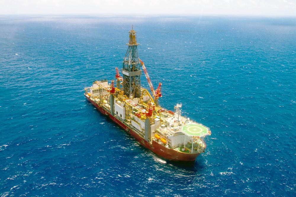 Fotografia de uma plataforma de petróleo da Petrobras no mar.