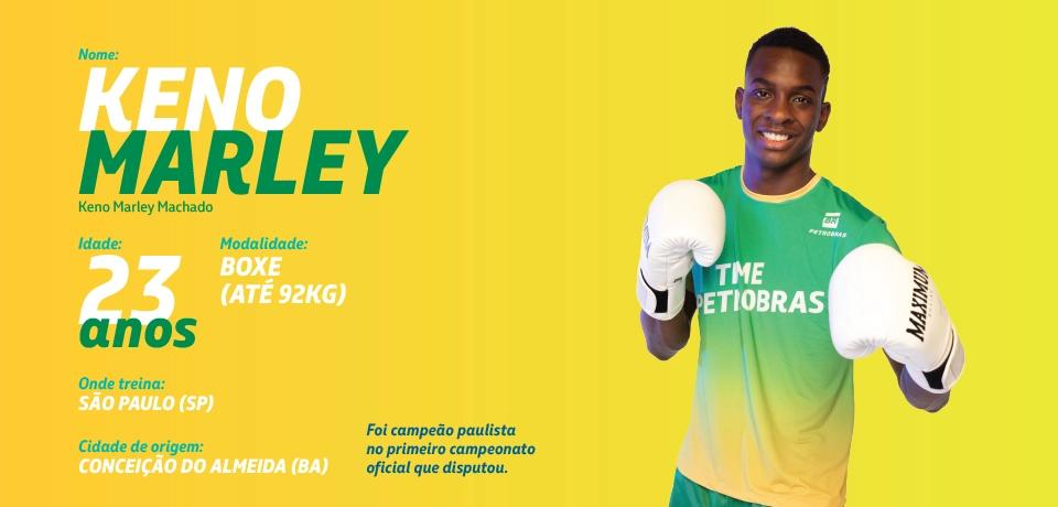 Keno Marley posando para a foto com a camiseta com o escrito Time Petrobras.